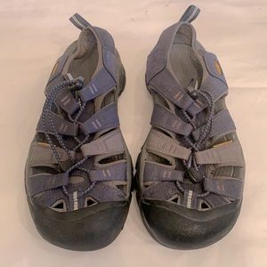 Men’s blue and grey Keens